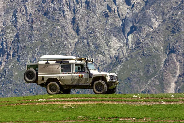 Georgia, Kazbek dağlar, 20.08.2018: araç Land Rover Defender Kazbek Dağları'nda off-road iz yapıyor