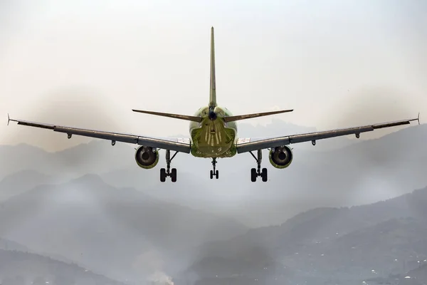 Літаки Авіалайнер Шасі Приземляються Тлі Гір Вид Ззаду — стокове фото