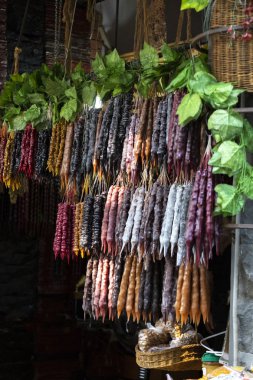 Birçok farklı cevizli sucuk bir dükkanda satılmaktadır