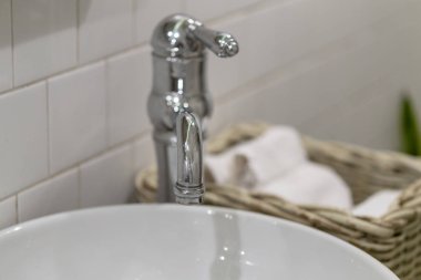 Sepet havlu banyo musluk yanındaki ile
