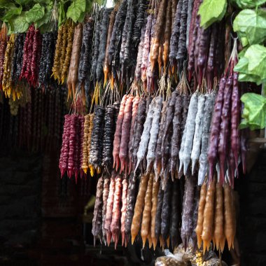 Birçok farklı cevizli sucuk bir dükkanda satılmaktadır