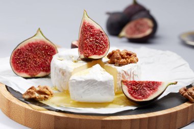 incir ile kağıt ambalaj üzerinde camembert peyniri