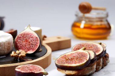 Camembert peynirli sandviç incir, fındık ve bal ile