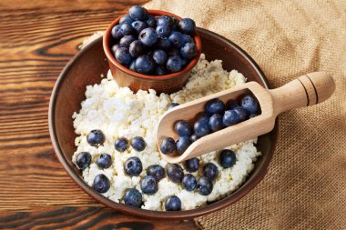 Ahşap arka planda yaban mersini ile köy peyniri