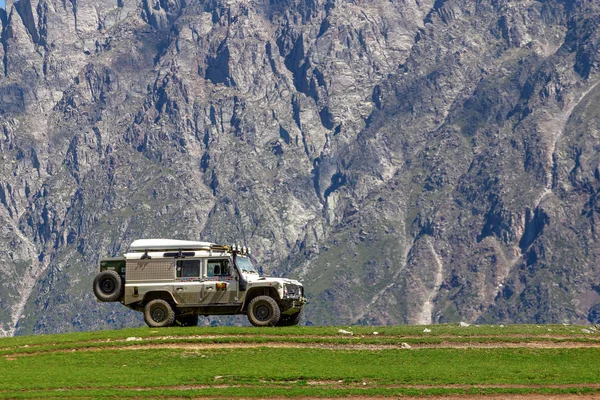 Georgia, Kazbek dağlar, 20.08.2018: araç Land Rover Defender Kazbek Dağları'nda off-road iz yapıyor