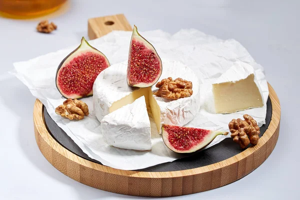 Fromage Camembert Sur Papier Emballage Avec Figues — Photo