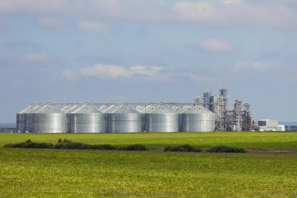 Plant Large Tanks Pipes Stands Middle Green Field — Stock Photo, Image