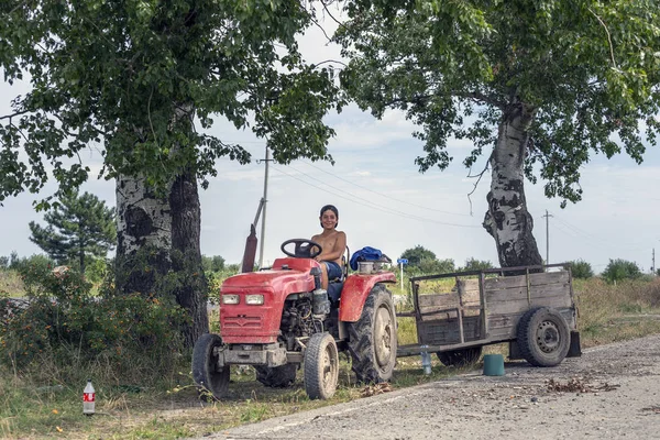 Georgia Tiflis 2018 Adolescente Sentada Pequeño Tractor Agrícola Con Remolque — Foto de Stock