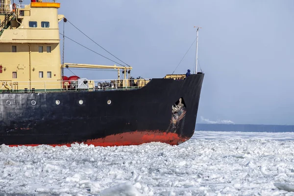 Icebreaker Statek Lodzie Próbuje Złamać Pomiędzy Lodowcami — Zdjęcie stockowe