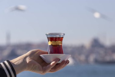 Türk çay el tutar