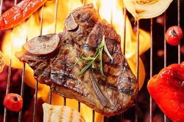 T-Bon biftek sebze ile ızgara. Ateşte kızarmış et, Barbekü