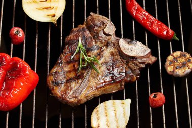 T-Bon biftek sebze ile ızgara. Ateşte kızarmış et, Barbekü. Siyah izole