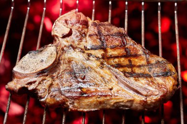 T-Bon biftek sebze ile ızgara. Ateşte kızarmış et, Barbekü