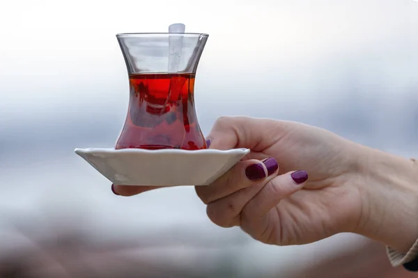 Mano Sostiene Una Taza Turco — Foto de Stock