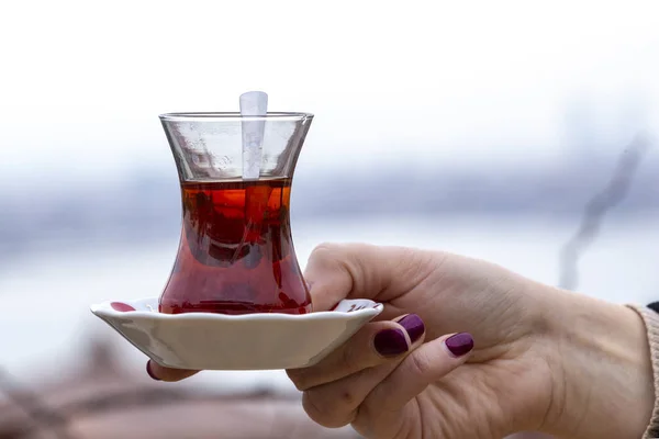 Mano Sostiene Una Taza Turco — Foto de Stock