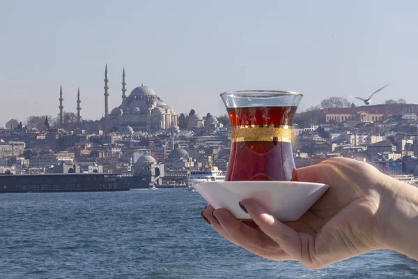 Hand Holds Cup Turkish Tea Background Blue Mosque Istanbul Concept — Stock Photo, Image