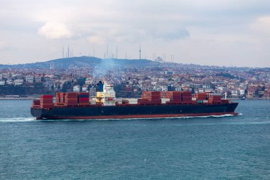 Konteyner gemisi denize yelken.
