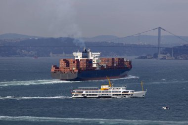 Konteyner gemisi denize yelken.