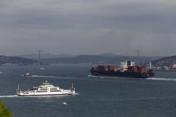 Container ship sailing in to the sea. — Stock Photo, Image