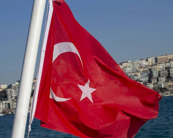 Rüzgara karşı deniz Türk ulusal bayrak