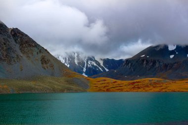 Zirveleri karla kaplı ile gölün güzel turkuaz suları