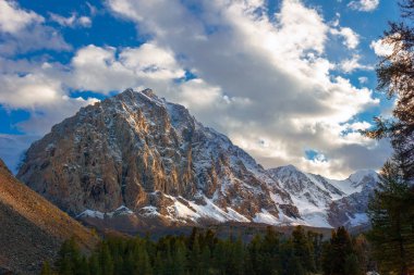 Karla kaplı dağlar ve gündoğumu ve kopyalamak için alanı bol pembe çiçekler tarafından karakterize mavi gökyüzünde bulutlar