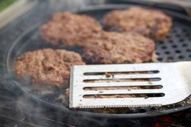 Burger organik sığır pirziçin kızarmış ve ızgara üzerinde pişmiş
