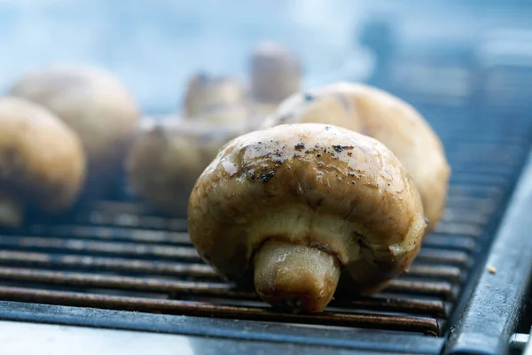 Champignon cogumelos brancos grelhados em grelha ou vapor de churrasco — Fotografia de Stock