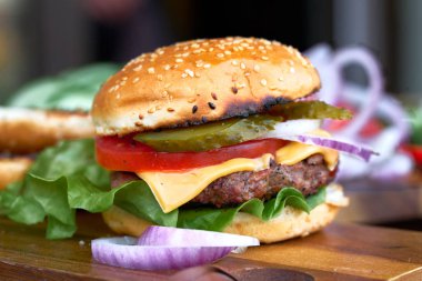 Lezzetli çizburger yüksek bir sulu sığır patty che ile yığılmış