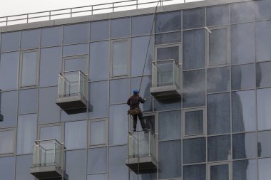Windows üzerinde bir yüksek bina temizlik bir adam