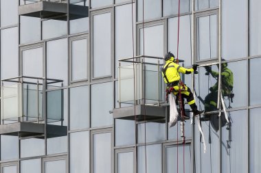 Windows üzerinde bir yüksek bina temizlik bir adam