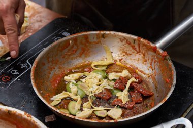 Kızartma tavasında makarna için pişirme sosu. fotoğrafı kapatmak