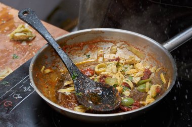 Kızartma tavasında makarna için pişirme sosu. fotoğrafı kapatmak