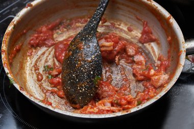 Kızartma tavasında makarna için pişirme sosu. fotoğrafı kapatmak