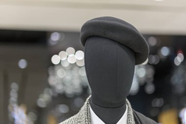 Bir alışveriş merkezinde manken üzerinde geleneksel kadın gri Beret şapka