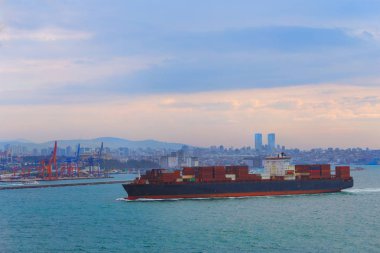 Boğaziçi, Istanbul, boğaz panoraması ile geçen büyük kargo konteyner gemisi