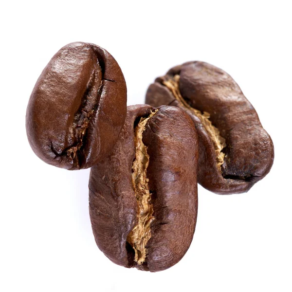 白い背景に3つのコーヒー豆。分離。クローズアップ — ストック写真