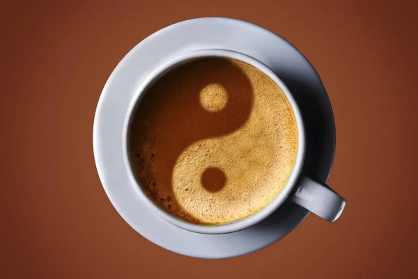 Una taza de café sobre fondo negro. Foto del yin-yang en la crema de café. Vista superior. café en forma de Yin Yang vista superior — Foto de Stock