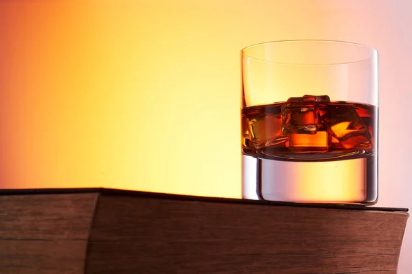 Pohár whisky jéggel egy fából készült asztal. hely a feljegyzésekben — Stock Fotó