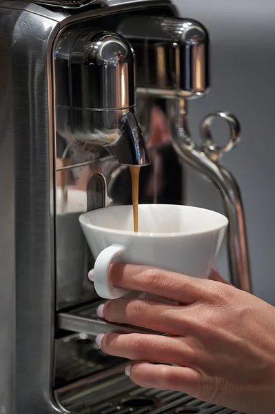 Cafetera haciendo café por barista — Foto de Stock