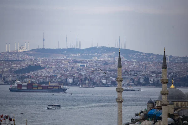 Stort Last containerfartyg som passerar genom Bosporen, Istanbul, Panorama över Bosporen — Stockfoto