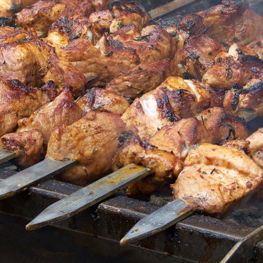 Et parçaları, ızgarada şiş üstünde yanan bir arkadaştır. Kapat.