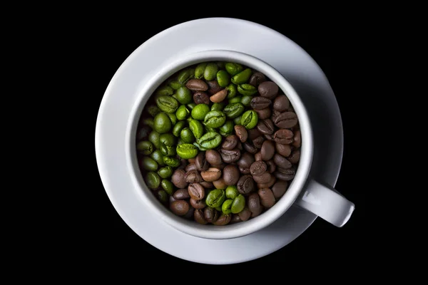 Xícara de café com grãos crus e torrados em fundo preto. Yin-yang. Vista superior. Isolar. café na forma de Yin Yang vista superior — Fotografia de Stock