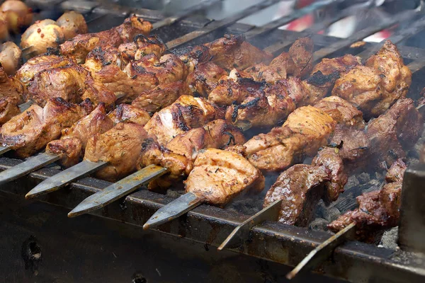 Et parçaları, ızgarada şiş üstünde yanan bir arkadaştır. Kapat.