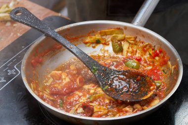 Kızartma tavasında makarna için pişirme sosu. fotoğrafı kapatmak