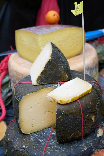 Testa di formaggio biologico fatto in casa naturale sul mercato. nero backgraung — Foto Stock