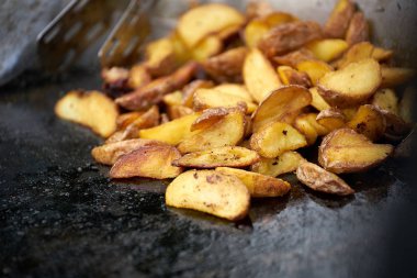 Siyah arka planda patates dilimleri. Üst te. yakın çekim