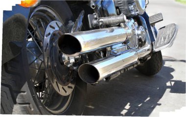 çift krom egzoz ile motosiklet