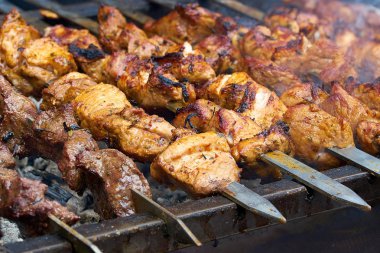 Et parçaları, ızgarada şiş üstünde yanan bir arkadaştır. Kapat.