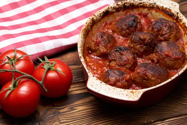 Domates soslu köfte. Köy masası. Seramik kasesi. kırmızı ve beyaz peçete